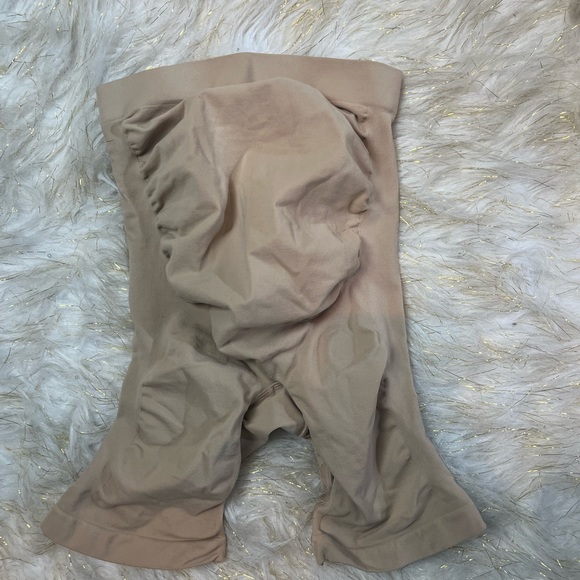 SKIMS Maternity sculpting shorts - Picture 3 of 4